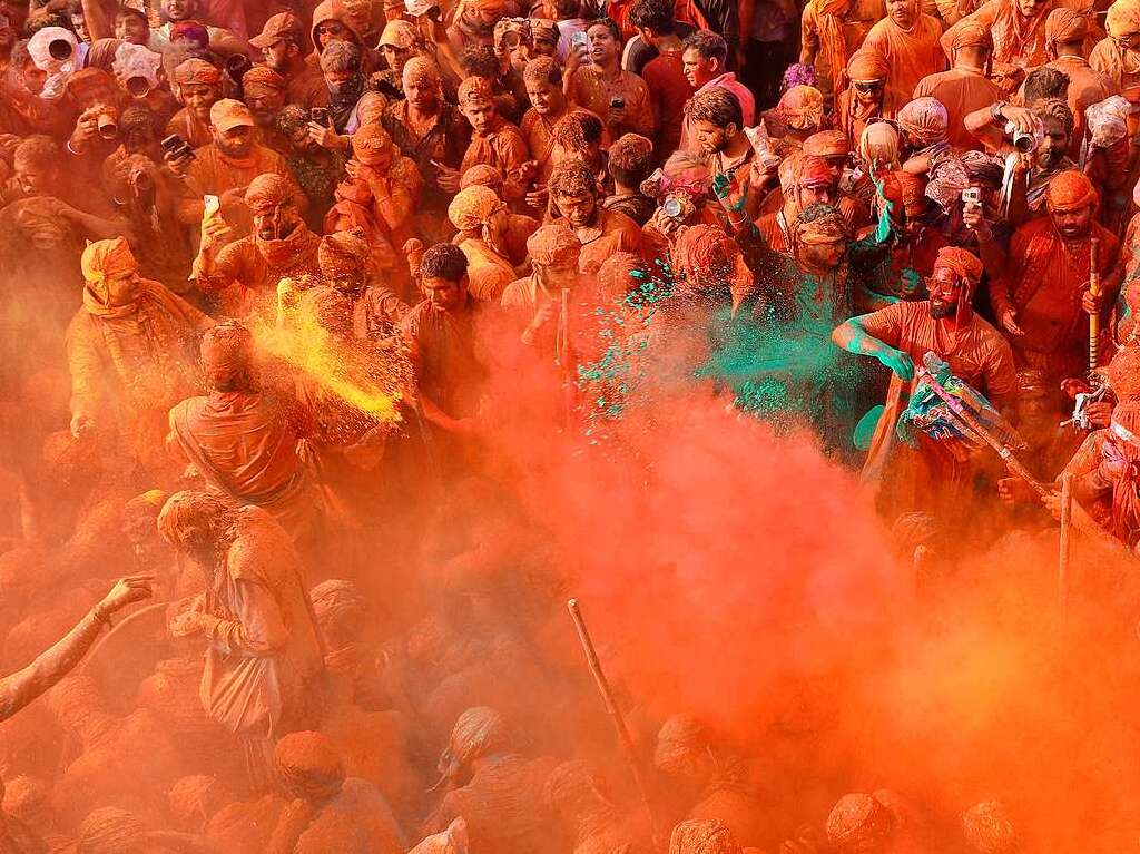 Millionen Menschen in Indien feiern das Holi-Fest der Farben, das auf eine jahrhundertealten hinduistischen Brauch zurckgeht. Es wird ausgelassen und farbenfroh gefeiert.