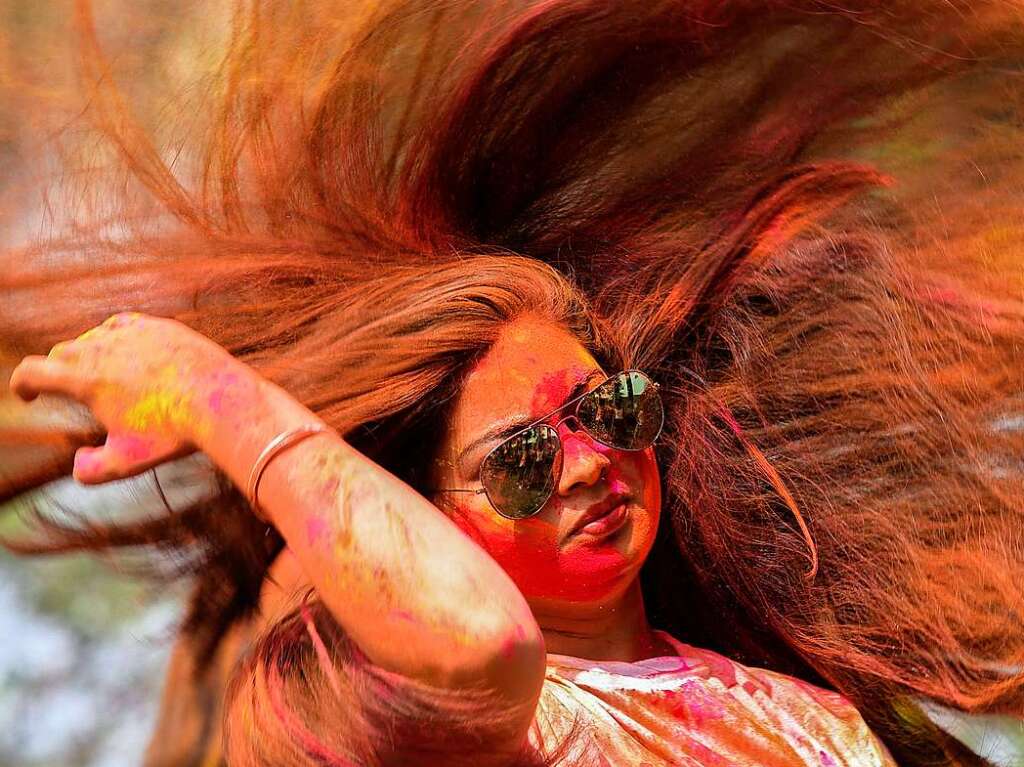 Millionen Menschen in Indien feiern das Holi-Fest der Farben, das auf eine jahrhundertealten hinduistischen Brauch zurckgeht. Es wird ausgelassen und farbenfroh gefeiert.