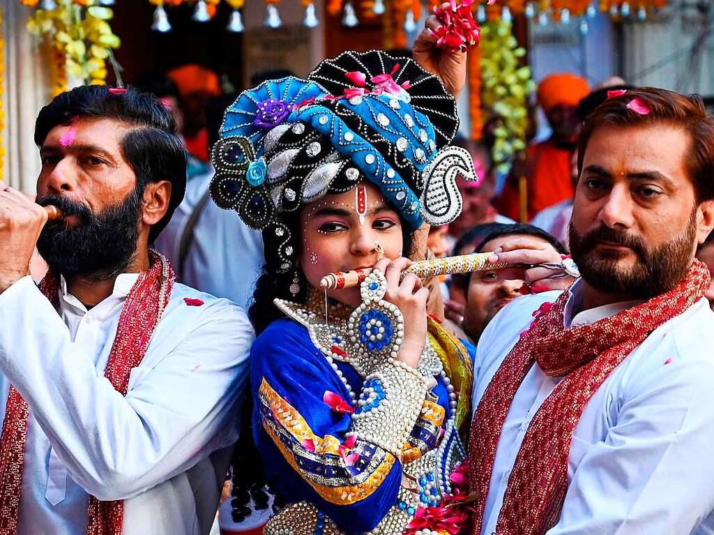 Millionen Menschen in Indien feiern das Holi-Fest der Farben, das auf eine jahrhundertealten hinduistischen Brauch zurckgeht. Es wird ausgelassen und farbenfroh gefeiert.