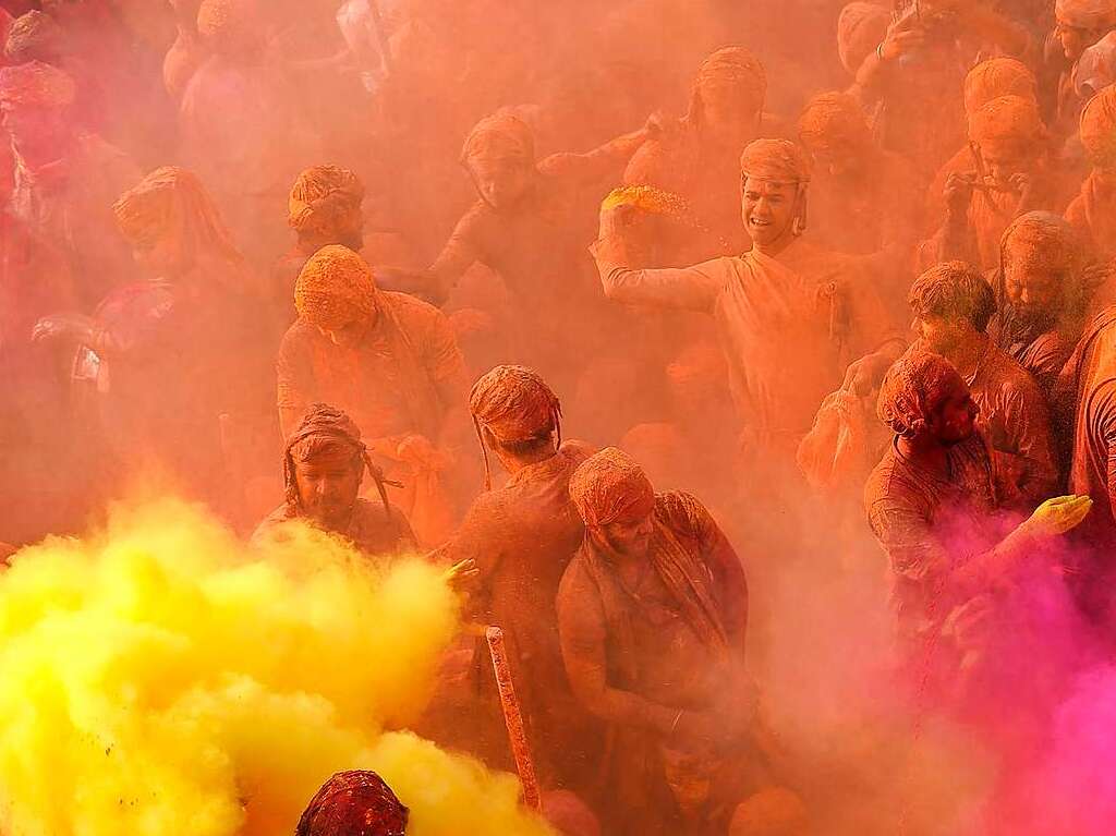 Millionen Menschen in Indien feiern das Holi-Fest der Farben, das auf eine jahrhundertealten hinduistischen Brauch zurckgeht. Es wird ausgelassen und farbenfroh gefeiert.