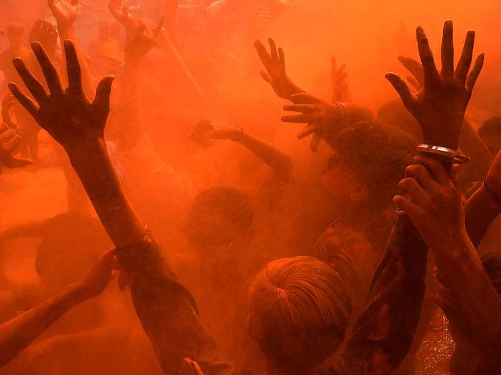 Millionen Menschen in Indien feiern das Holi-Fest der Farben, das auf eine jahrhundertealten hinduistischen Brauch zurckgeht. Es wird ausgelassen und farbenfroh gefeiert.