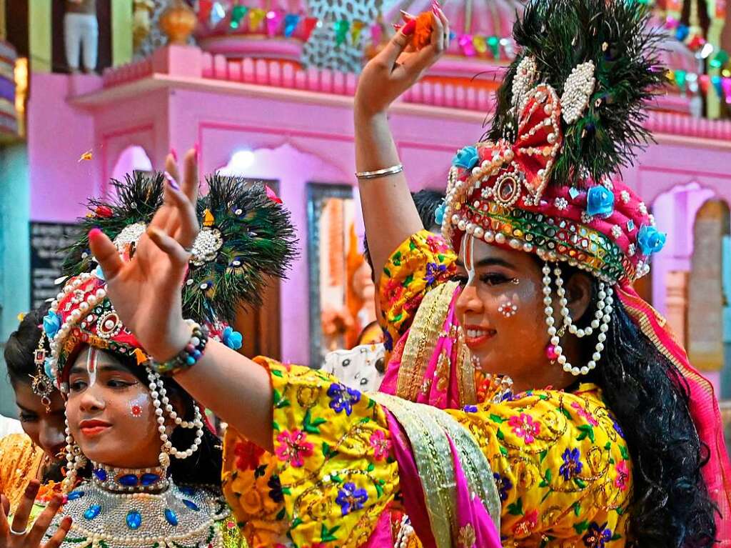 Millionen Menschen in Indien feiern das Holi-Fest der Farben, das auf eine jahrhundertealten hinduistischen Brauch zurckgeht. Es wird ausgelassen und farbenfroh gefeiert.