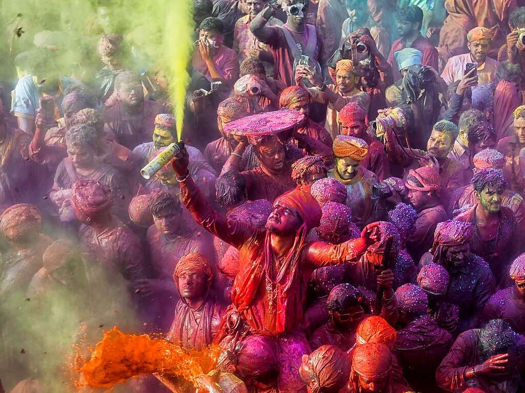 Millionen Menschen in Indien feiern das Holi-Fest der Farben, das auf eine jahrhundertealten hinduistischen Brauch zurckgeht. Es wird ausgelassen und farbenfroh gefeiert.