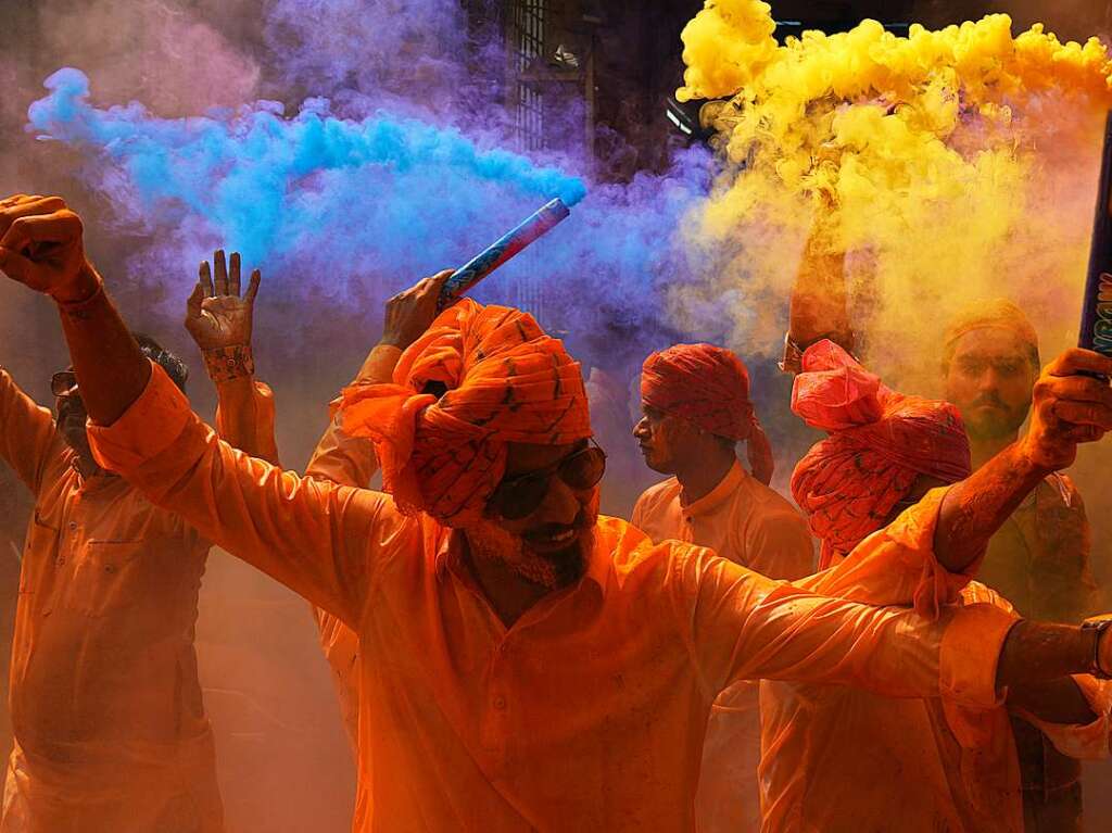 Millionen Menschen in Indien feiern das Holi-Fest der Farben, das auf eine jahrhundertealten hinduistischen Brauch zurckgeht. Es wird ausgelassen und farbenfroh gefeiert.