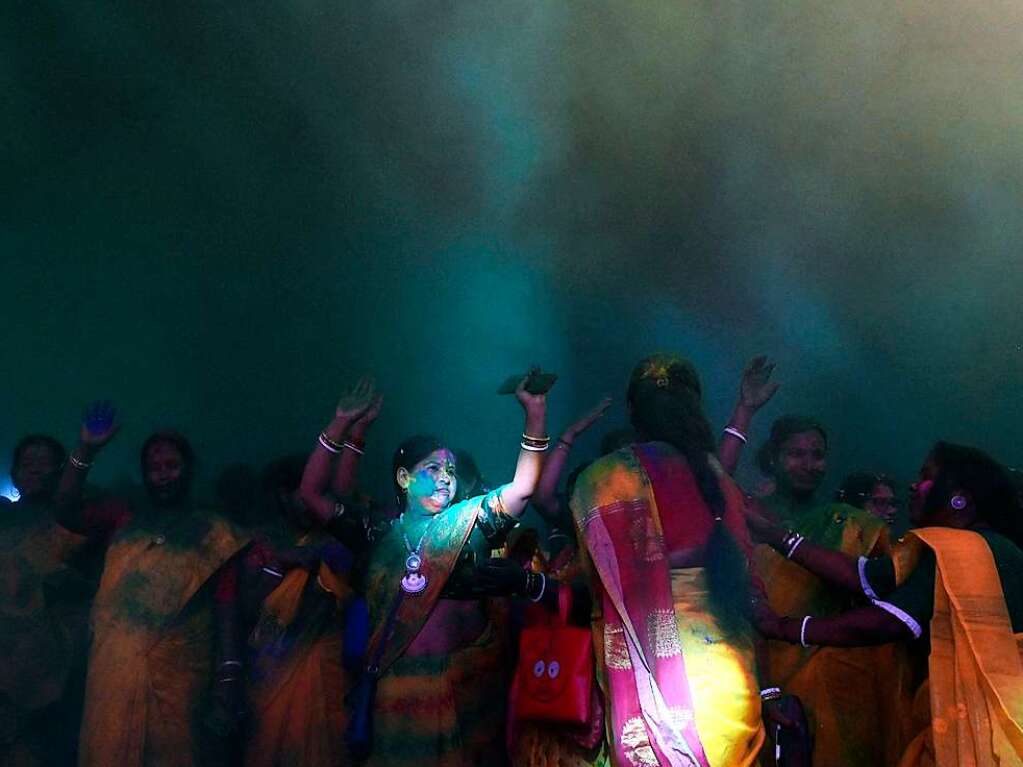 Millionen Menschen in Indien feiern das Holi-Fest der Farben, das auf eine jahrhundertealten hinduistischen Brauch zurckgeht. Es wird ausgelassen und farbenfroh gefeiert.