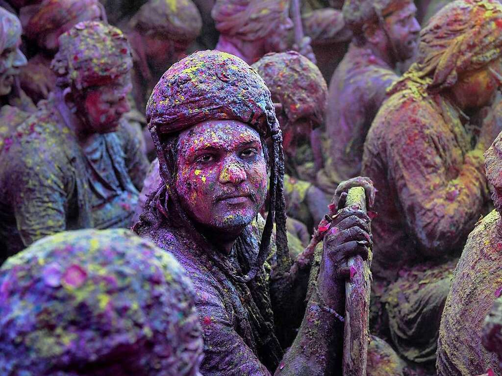 Millionen Menschen in Indien feiern das Holi-Fest der Farben, das auf eine jahrhundertealten hinduistischen Brauch zurckgeht. Es wird ausgelassen und farbenfroh gefeiert.