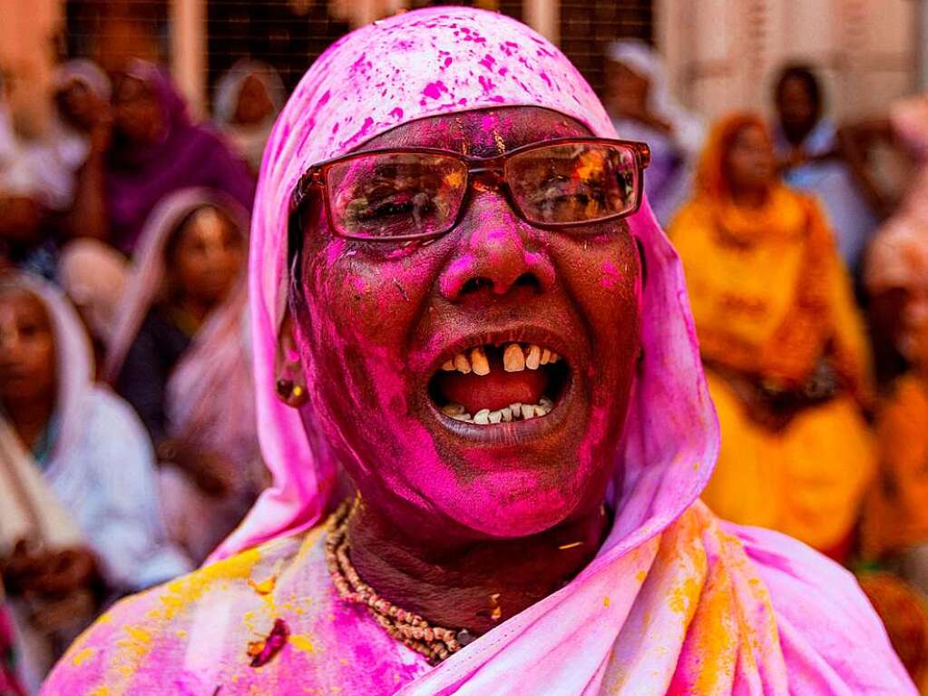 Millionen Menschen in Indien feiern das Holi-Fest der Farben, das auf eine jahrhundertealten hinduistischen Brauch zurckgeht. Es wird ausgelassen und farbenfroh gefeiert.