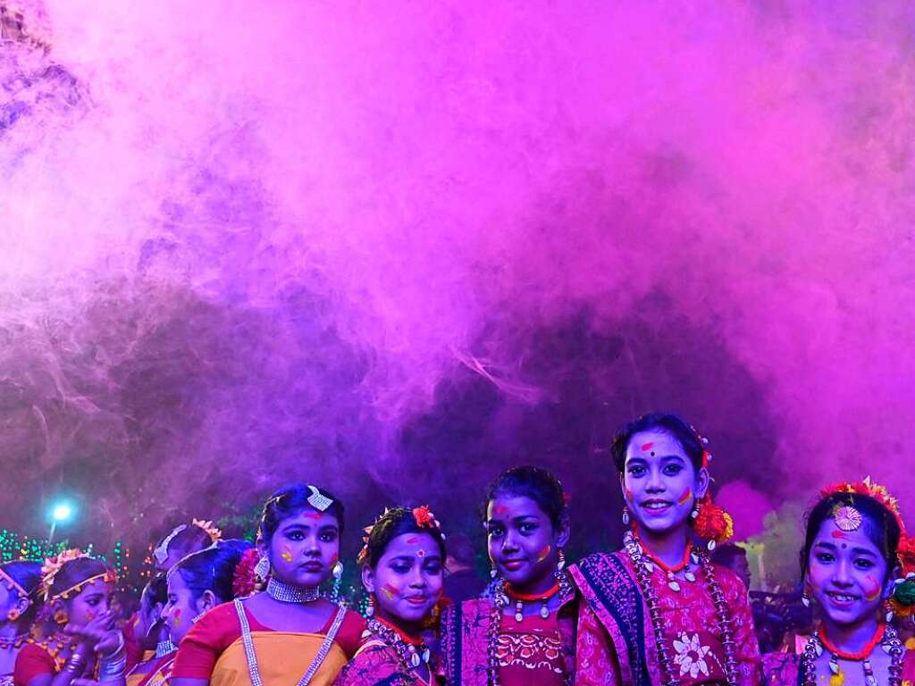 Millionen Menschen in Indien feiern das Holi-Fest der Farben, das auf eine jahrhundertealten hinduistischen Brauch zurckgeht. Es wird ausgelassen und farbenfroh gefeiert.