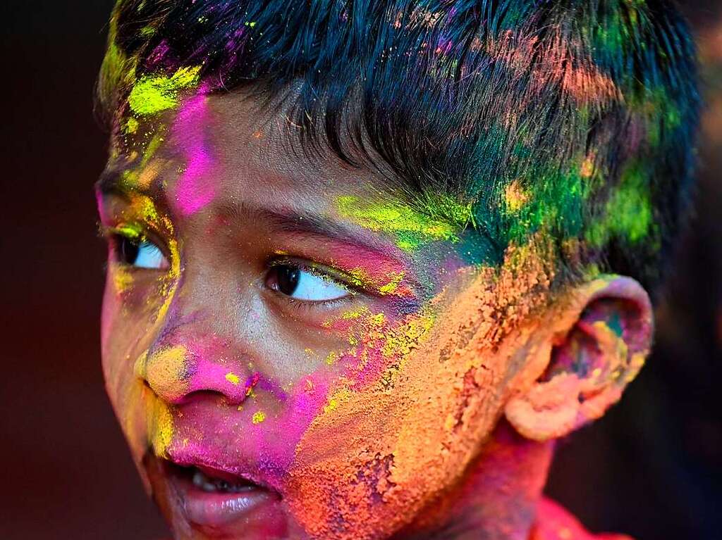 Millionen Menschen in Indien feiern das Holi-Fest der Farben, das auf eine jahrhundertealten hinduistischen Brauch zurckgeht. Es wird ausgelassen und farbenfroh gefeiert.