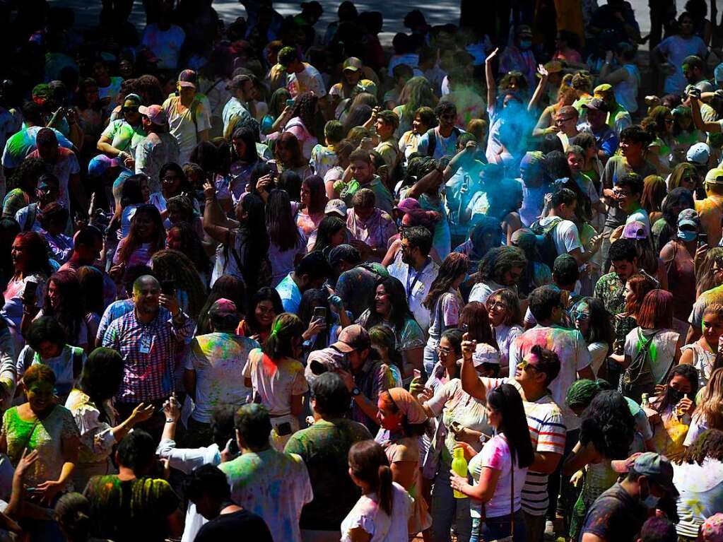 Millionen Menschen in Indien feiern das Holi-Fest der Farben, das auf eine jahrhundertealten hinduistischen Brauch zurckgeht. Es wird ausgelassen und farbenfroh gefeiert.