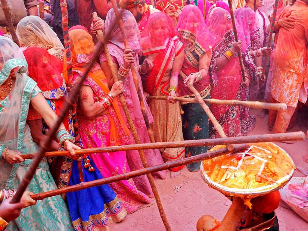 Millionen Menschen in Indien feiern das Holi-Fest der Farben, das auf eine jahrhundertealten hinduistischen Brauch zurckgeht. Es wird ausgelassen und farbenfroh gefeiert.