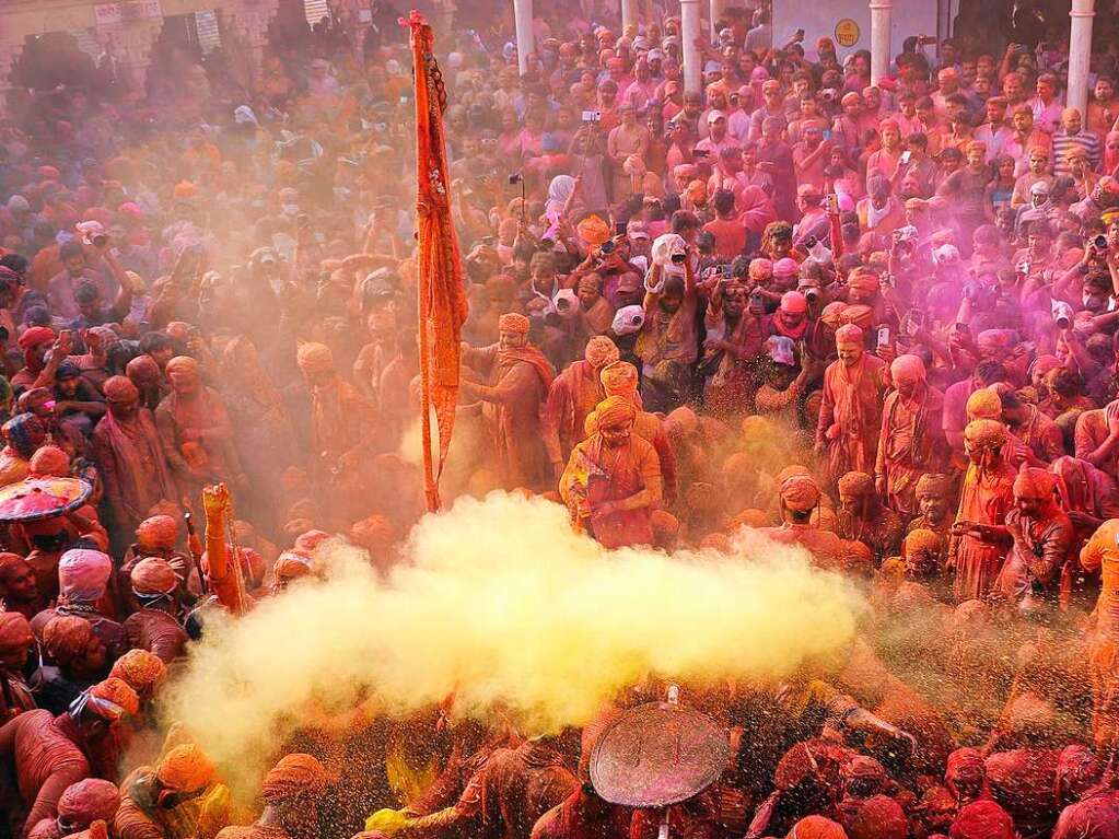 Millionen Menschen in Indien feiern das Holi-Fest der Farben, das auf eine jahrhundertealten hinduistischen Brauch zurckgeht. Es wird ausgelassen und farbenfroh gefeiert.