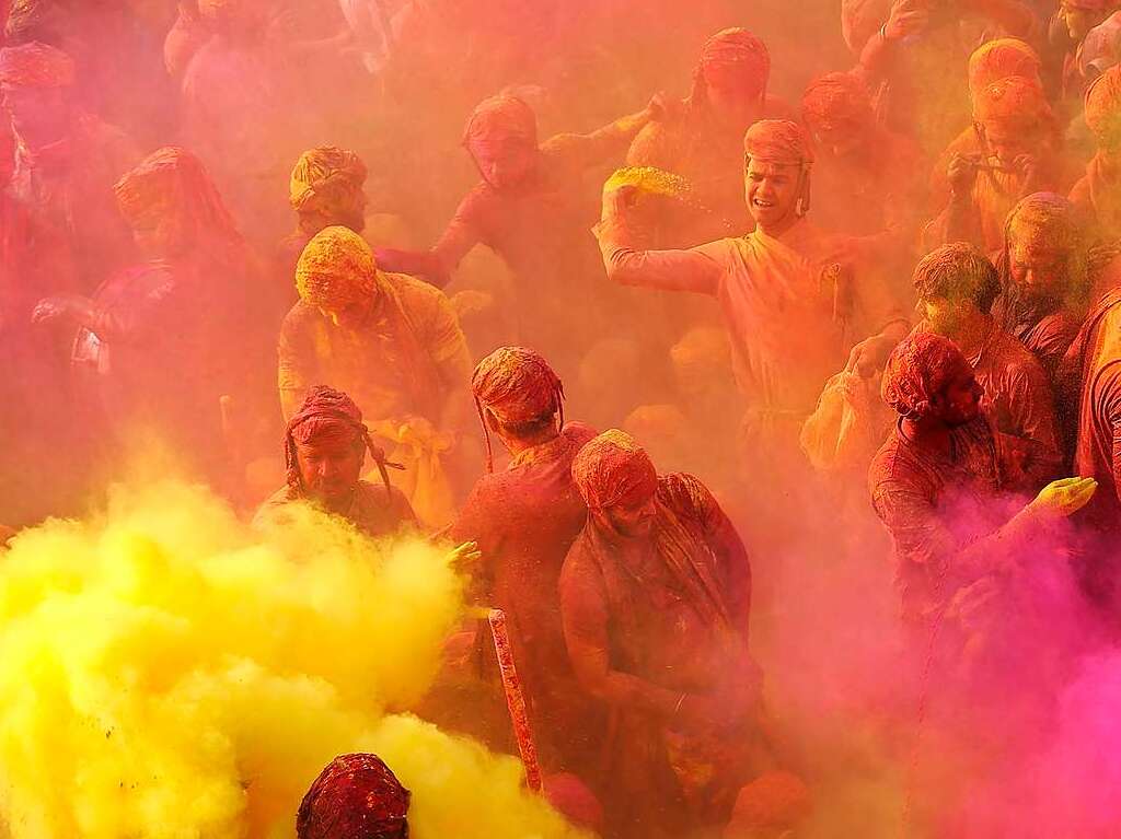 Millionen Menschen in Indien feiern das Holi-Fest der Farben, das auf eine jahrhundertealten hinduistischen Brauch zurckgeht. Es wird ausgelassen und farbenfroh gefeiert.