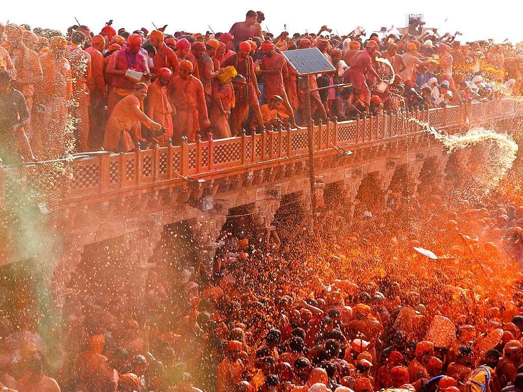 Millionen Menschen in Indien feiern das Holi-Fest der Farben, das auf eine jahrhundertealten hinduistischen Brauch zurckgeht. Es wird ausgelassen und farbenfroh gefeiert.