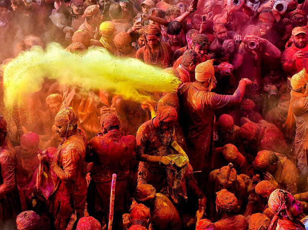 Millionen Menschen in Indien feiern das Holi-Fest der Farben, das auf eine jahrhundertealten hinduistischen Brauch zurckgeht. Es wird ausgelassen und farbenfroh gefeiert.