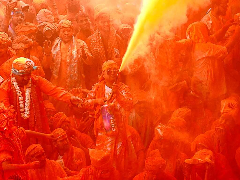 Millionen Menschen in Indien feiern das Holi-Fest der Farben, das auf eine jahrhundertealten hinduistischen Brauch zurckgeht. Es wird ausgelassen und farbenfroh gefeiert.