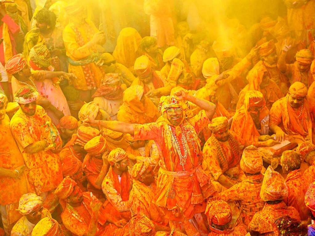 Millionen Menschen in Indien feiern das Holi-Fest der Farben, das auf eine jahrhundertealten hinduistischen Brauch zurckgeht. Es wird ausgelassen und farbenfroh gefeiert.