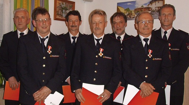 Seit 40 Jahren im Dienst der Feuerwehr...l, Friedrich Hugel und Hartmut Mller   | Foto: Cornelia Selz