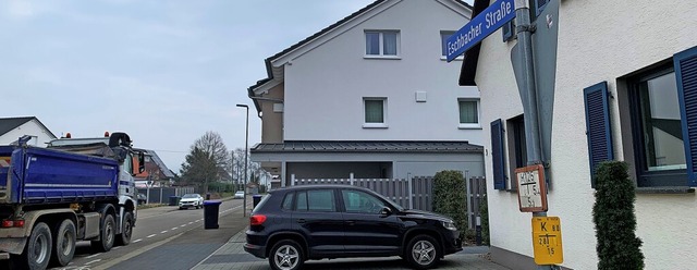 Durch die Eschbacher Strae fahren tg... Lastwagen und 2250 andere Fahrzeuge.   | Foto: Simone Hhl