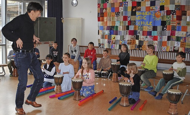 Drittklssler der Sonnenbergschule zei...i Trommler Ro Kuijpers gelernt haben.   | Foto: Andrea Khne