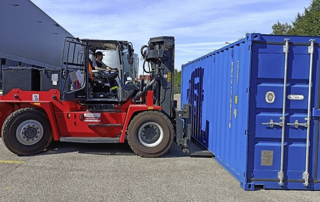 Der Emmendinger THW-Helfer Hendrik Br...dt Container im Logistikzentrum Ulm.   | Foto: THW