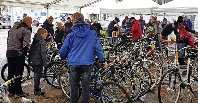 Die Aktionsgemeinschaft Tiengen und di...m Fahrradmarkt auf den Marktplatz ein.  | Foto: Buchhandlung Kgel