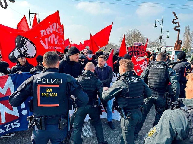 Polizei und Demonstranten geraten am Samstag in Offenburg aneinander.   | Foto: Helmut Seller