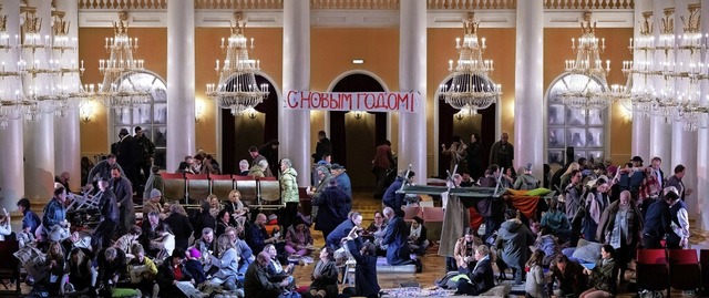 Gestrandet im Sulensaal eines Moskaue...22;Krieg und Frieden&#8220; in Mnchen  | Foto: Sven Hoppe (dpa)