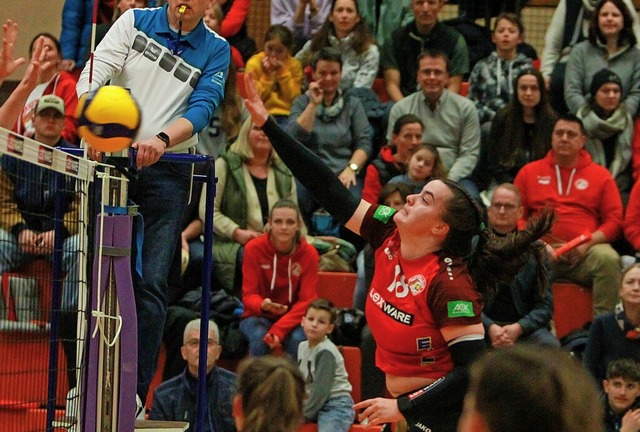 Die Offenburgerin Louisa Seib schmettert den Ball ber das Netz   | Foto: Daniel Hengst