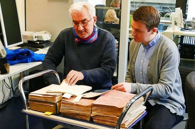 Kai-Arne Bhler (rechts), Mitarbeiter ...aler bei der Recherche im Stadtarchiv.  | Foto: Sabine Ehrentreich