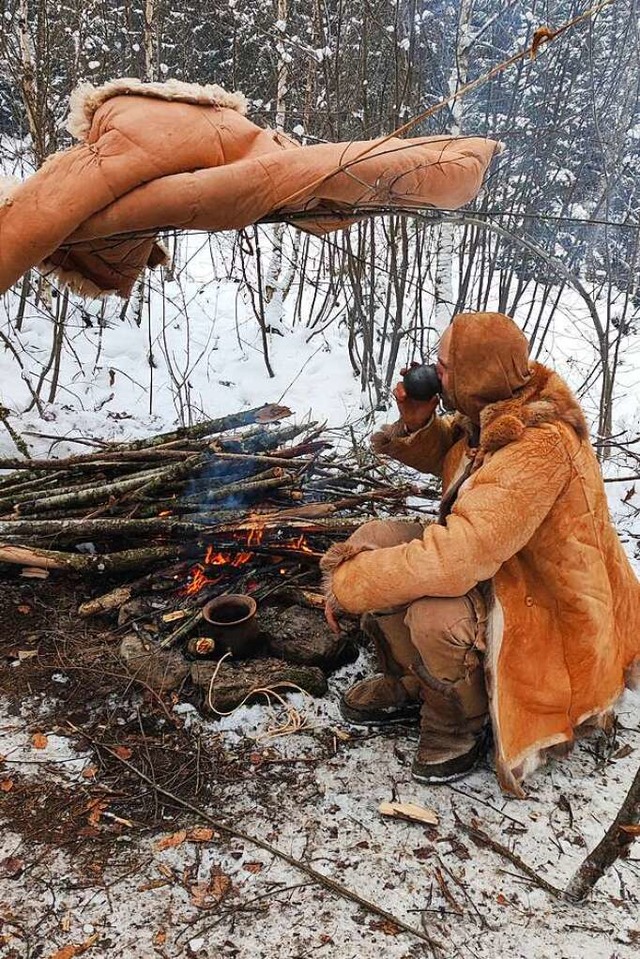 Markus Klek sitzt am Feuer bei seiner Wanderung.  | Foto: Markus Klek