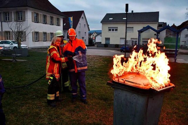 CDU-Landtagsabgeordnete Sabine Haltman...rwehr  einen brennenden Mllcontainer.  | Foto: Heinz und Monika Vollmar