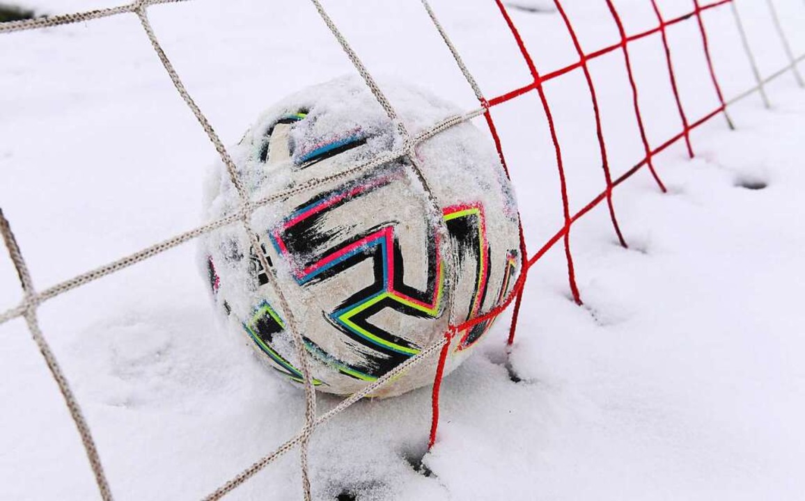 Kein Ball rollt am Mittwoch im mittelh... Verhltnisse vor Ort erneut abgesagt.  | Foto: IMAGO/ulmer