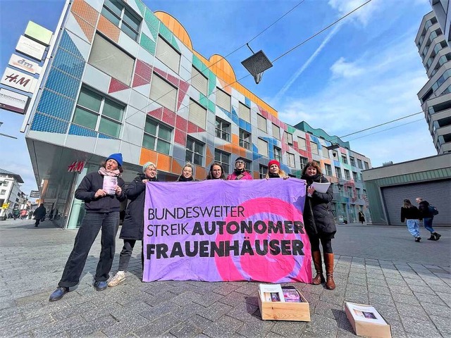 Am bundesweiten Streik der Autonomen F... und informieren auf dem Chesterplatz.  | Foto: Barbara Ruda