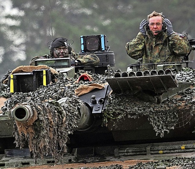 Soldaten  in einem  Leopard II  | Foto: Federico Gambarini (dpa)