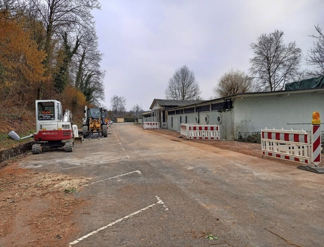 Eine neue Drainage soll knftig Staunsse vom Gebude fernhalten.  | Foto: Talenta, Nico