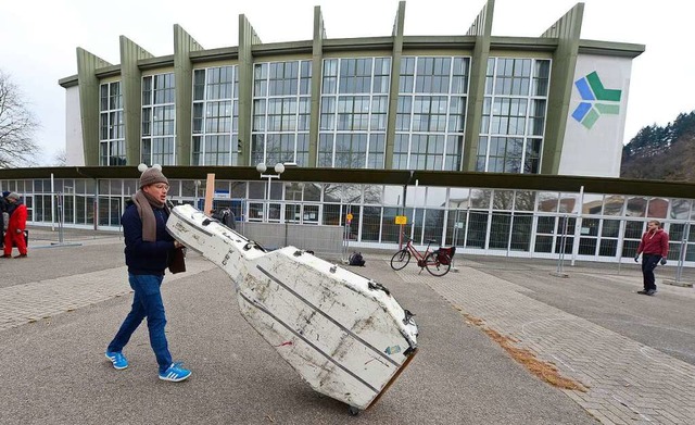 Hier wird ein Kontrabass-Koffer des  F...en Gerte, ob die Hallendecke wackelt.  | Foto: Ingo Schneider