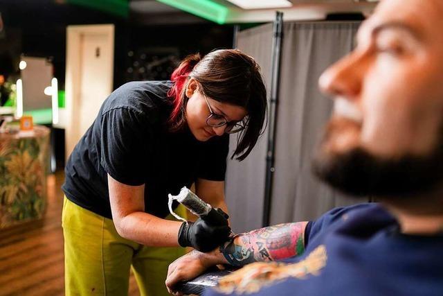 Eine 13-Jhrige startet als Tattoo-Knstlerin durch
