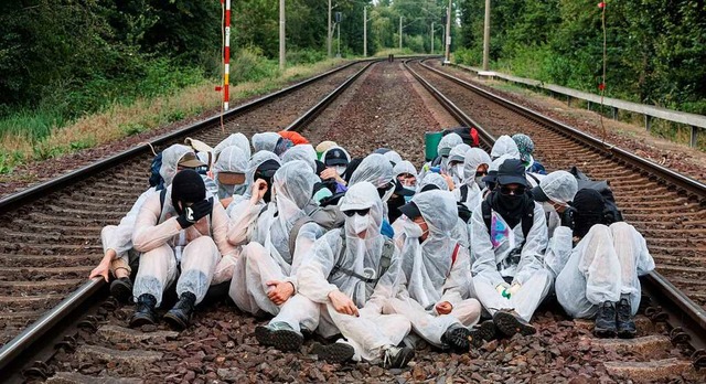 Klima-Aktivisten besetzen in Hamburg Gleise.  | Foto: Markus Scholz (dpa)