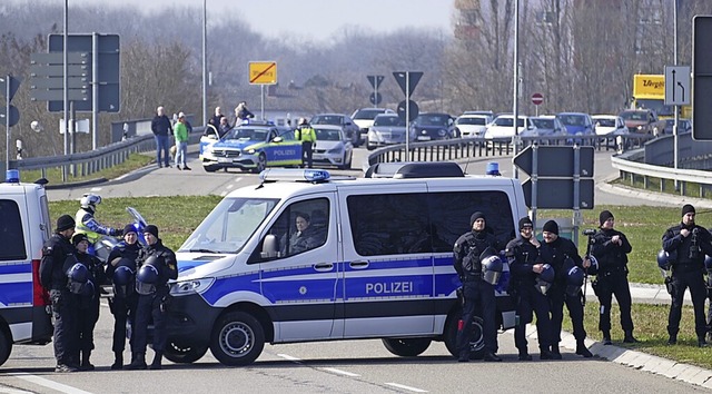 Die Polizei war am Samstag mit einem Groaufgebot in Offenburg vertreten  | Foto: Helmut Seller