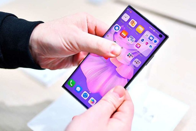 Ein Smartphone des chinesischen Herstellers Huawei.  | Foto: PAU BARRENA (AFP)