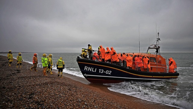 Migranten landen auf einem Lebensrettungsboot an der britischen Kste.   | Foto: BEN STANSALL