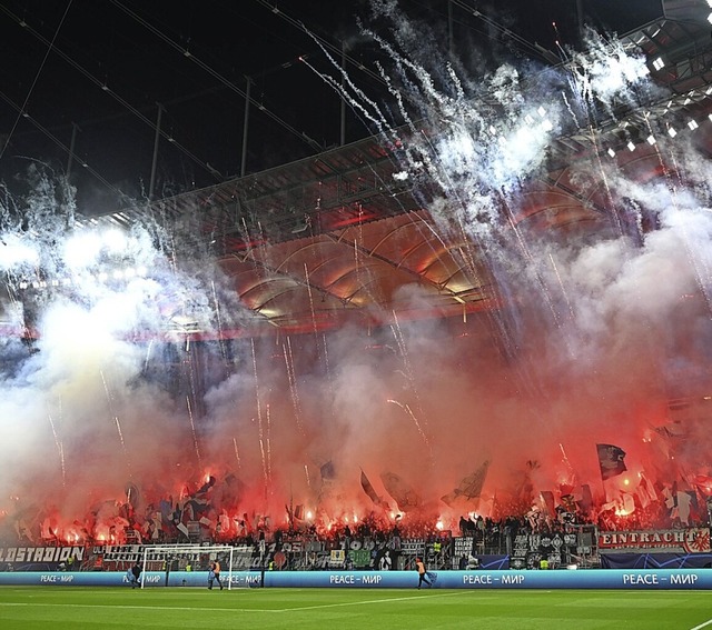 Im Hinspiel lieferten die Eintracht-Fans reichlich Zndstoff.  | Foto: Arne Dedert (dpa)