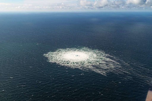 Nach den Explosionen an den Nord-Strea...g russisches Erdgas in der Ostsee aus.  | Foto: - (dpa)