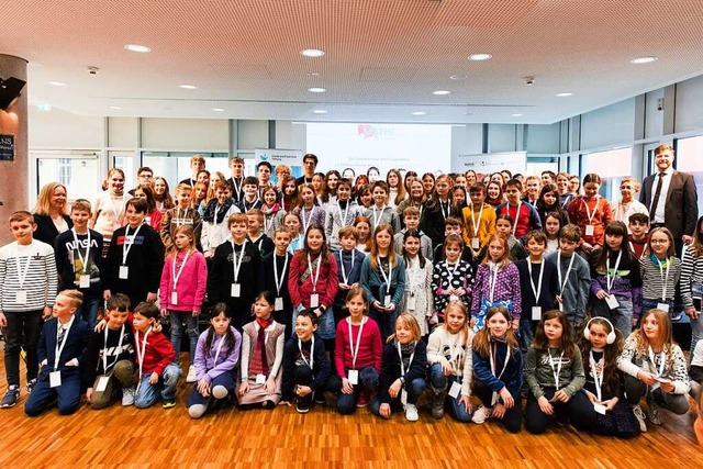 Die Klassenvertreter freuten sich, in ...entskalender entgegennehmen zu drfen.  | Foto: Gabriele Zahn