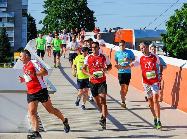 Luferinnen und Lufer beim Firmenlauf 2022  | Foto: Endrik Baublies