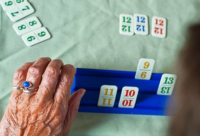 Die Helferinnen und Helfer des JA-Vere...&#8211; auch in Form von Zeitvertreib.  | Foto: Patrick Pleul (dpa)