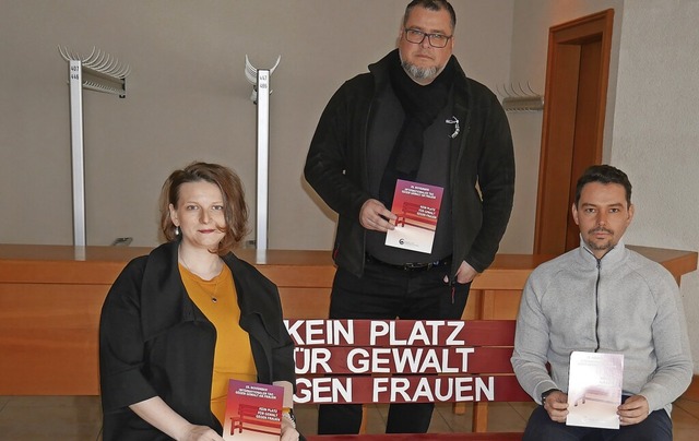 Ann-Dorothe Zhlke, Thomas Ays und Ma...en die Idee hinter der roten Bank vor.  | Foto: Michael Gottstein