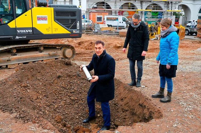 Oberbrgermeister Jrg Lutz legt den s...kt) und Schulleiterin Christine Mrth.  | Foto: Ansgar Taschinski