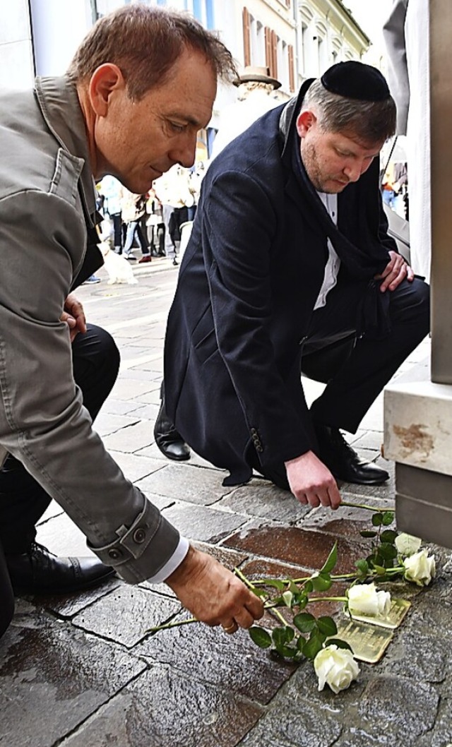 OB  Jrg Lutz und Rabbiner  Moshe Flomenmann  bei einer Stolpersteinverlegung.  | Foto: Barbara Ruda